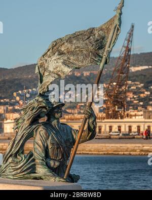 Die Statue von Bersagliere in triest vor der piazza dell`unità. Bronze der Bersagliere Soldatenstatue mit Flagge in Triest, bei Unita d'Italia Stockfoto